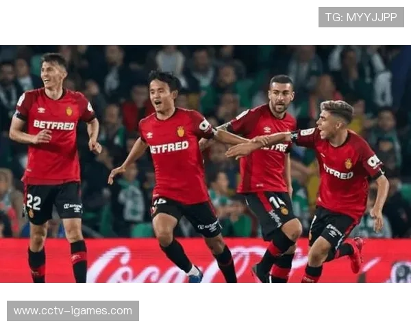 马洛卡主场球迷声势浩大，助威球队防守反击战术